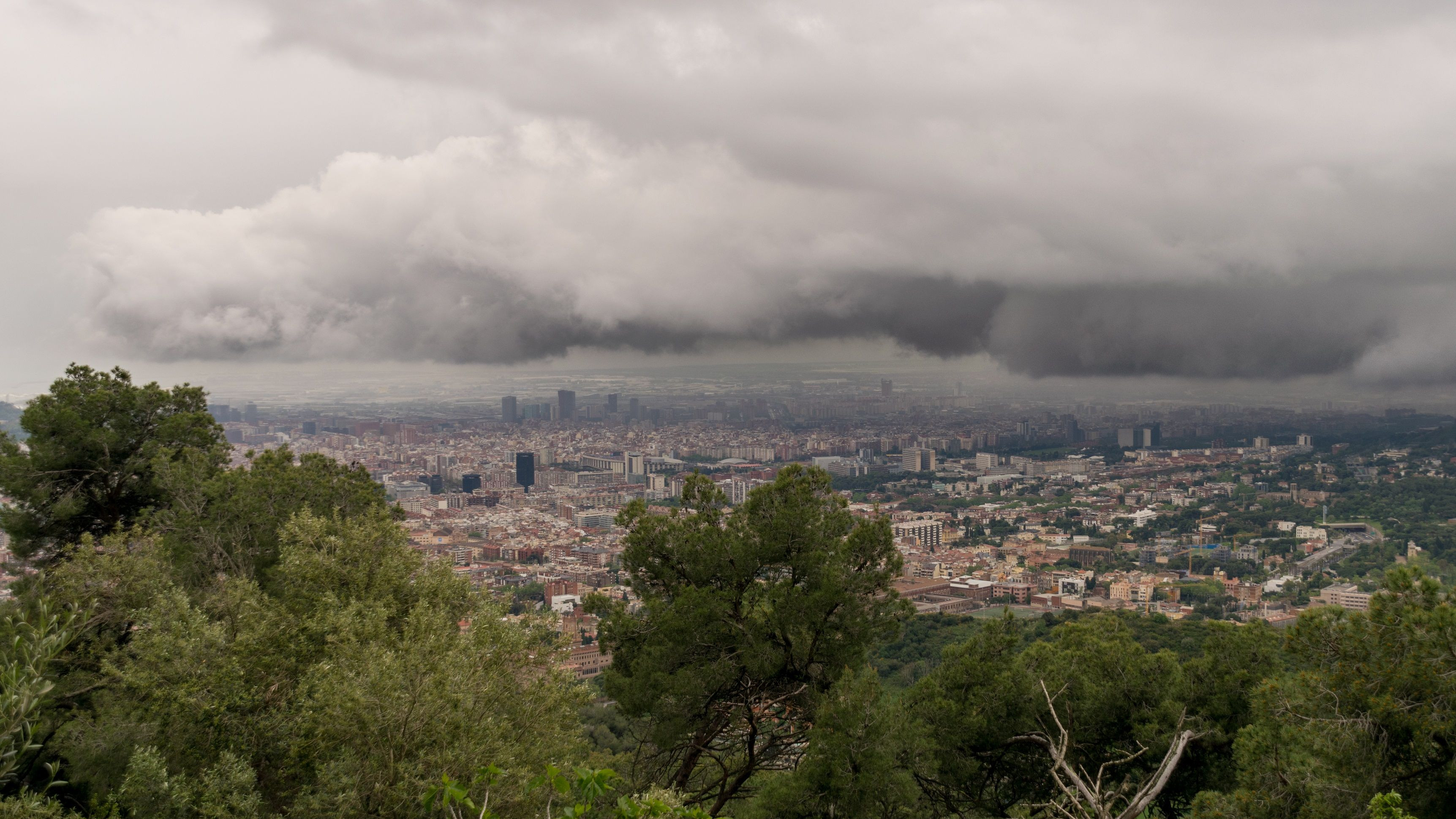 Panorámica de Barcelona con el cielo cubierto de nubes espesas / ALFONS PUERTAS - TWITTER
