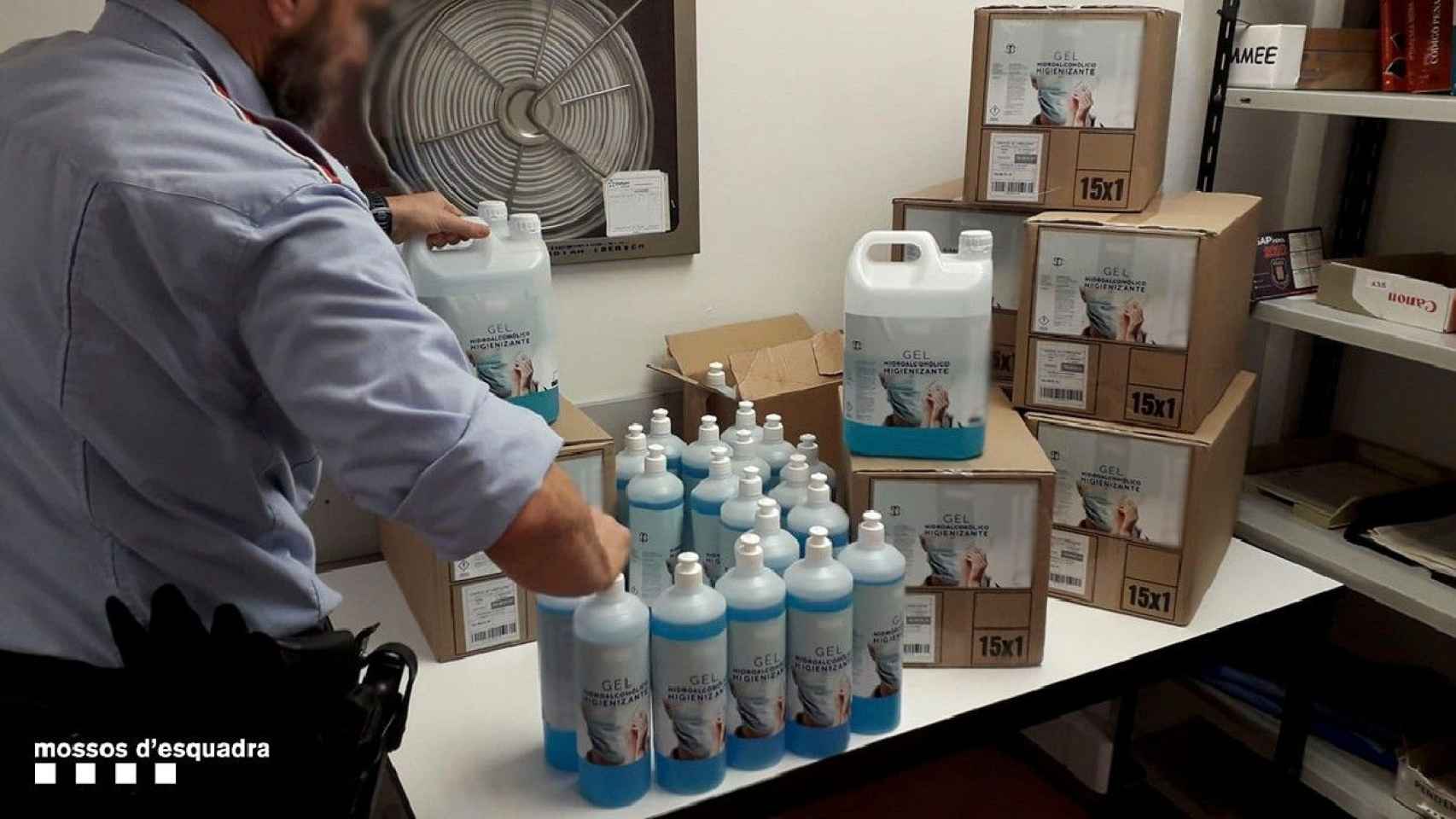 Botellas de gel hidroalcohólico falso / MOSSOS D'ESQUADRA