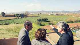 El alcalde de Sant Just, Josep Perpinyà, y la alcaldesa de Barcelona, Ada Colau, durante una visita al Parc Agrari / AJ BCN