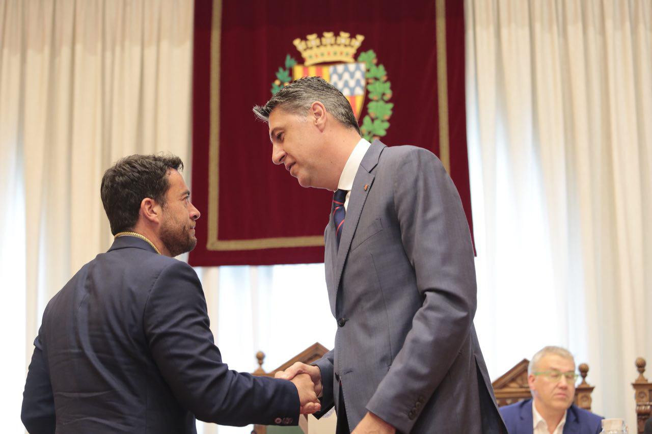 Xavier García Albiol felicitando a Álex Pastor en el momento de su nombramiento como alcalde de Badalona / MARTÍ ALBESA