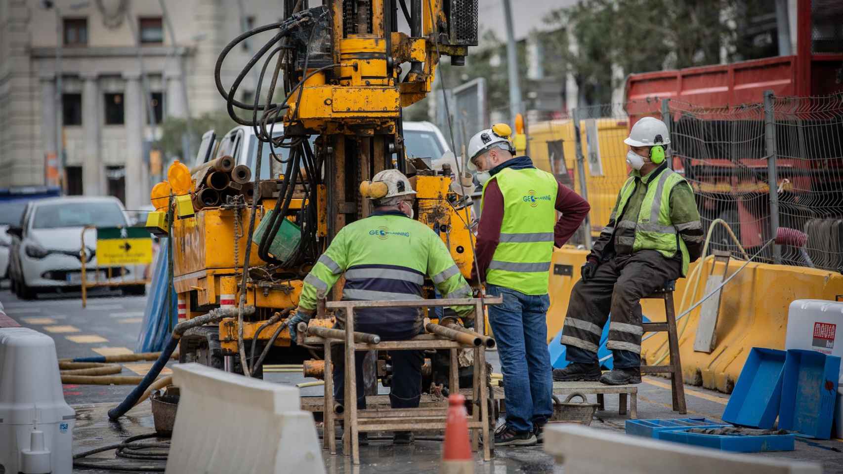 Obreros trabajando en la remodelación de una calle, uno de los trabajos cuyas licitaciones han quedado paradas por el Ayuntamiento / EUROPA PRESS