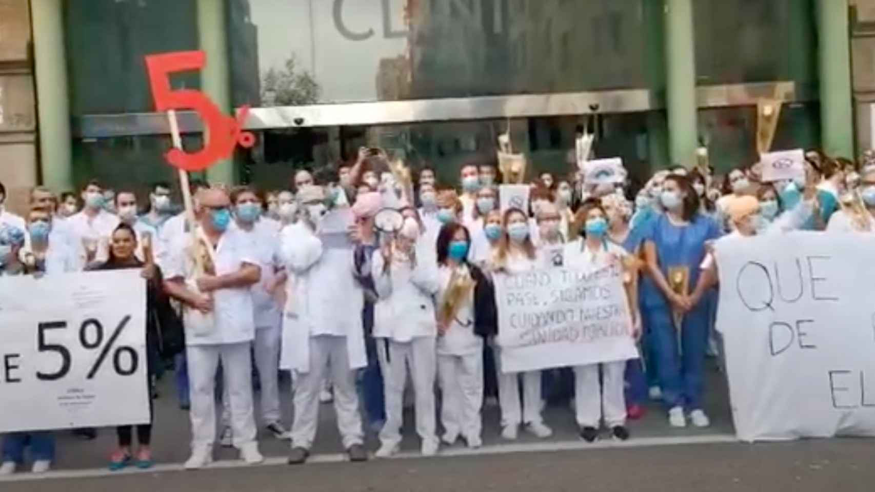 Manifestación de sanitarios delante del Hospital Clínic / M.A