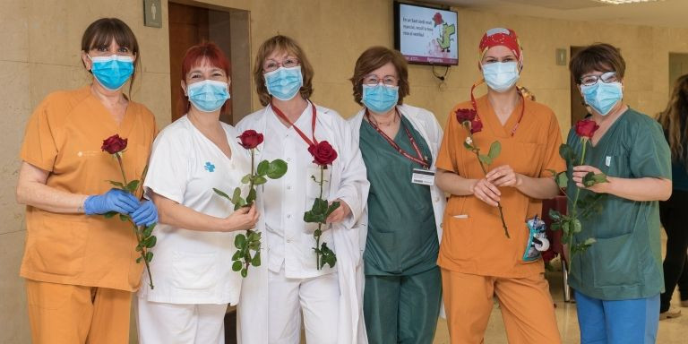 Sanitarias del Hospital de Bellvitge con una rosa en la mano / HOSPITAL DE BELLVITGE