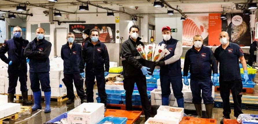 Trabajadores en Mercabarna con rosas que ha repartido el recinto alimentario / RUBEN CRUZ