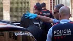 Agentes de los Mossos d'Esquadra, en una detención como la practicada en el Eixample / EFE
