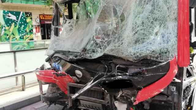 Autobús siniestrado tras el accidente en Sant Martí / METRÓPOLI ABIERTA