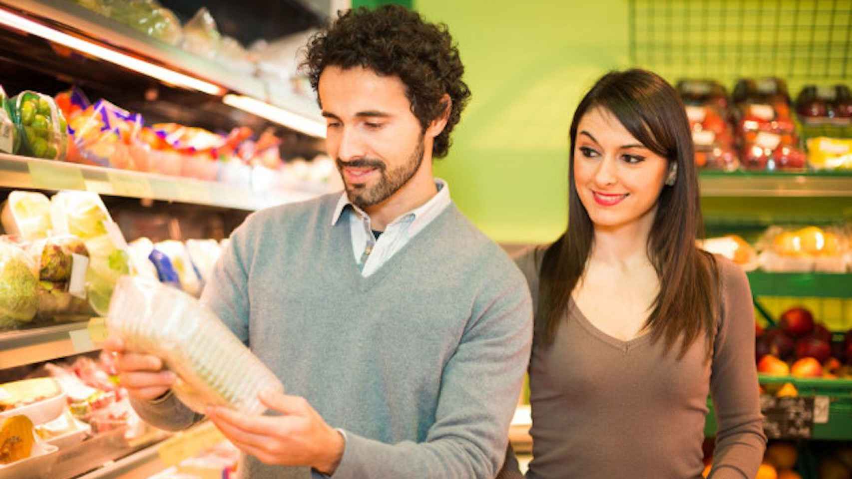 Una pareja joven de compras en un supermercado / FREEPIK