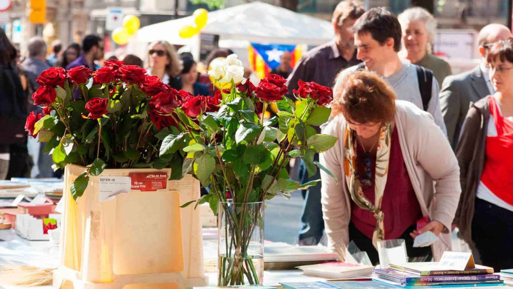 Una parada de Sant Jordi con rosas y libros