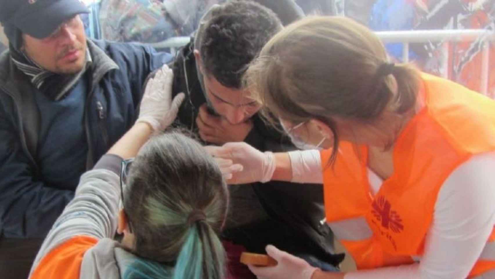Integrantes de Cáritas atienden a un joven en Barcelona ante el aumento de la precariedad / CÁRITAS