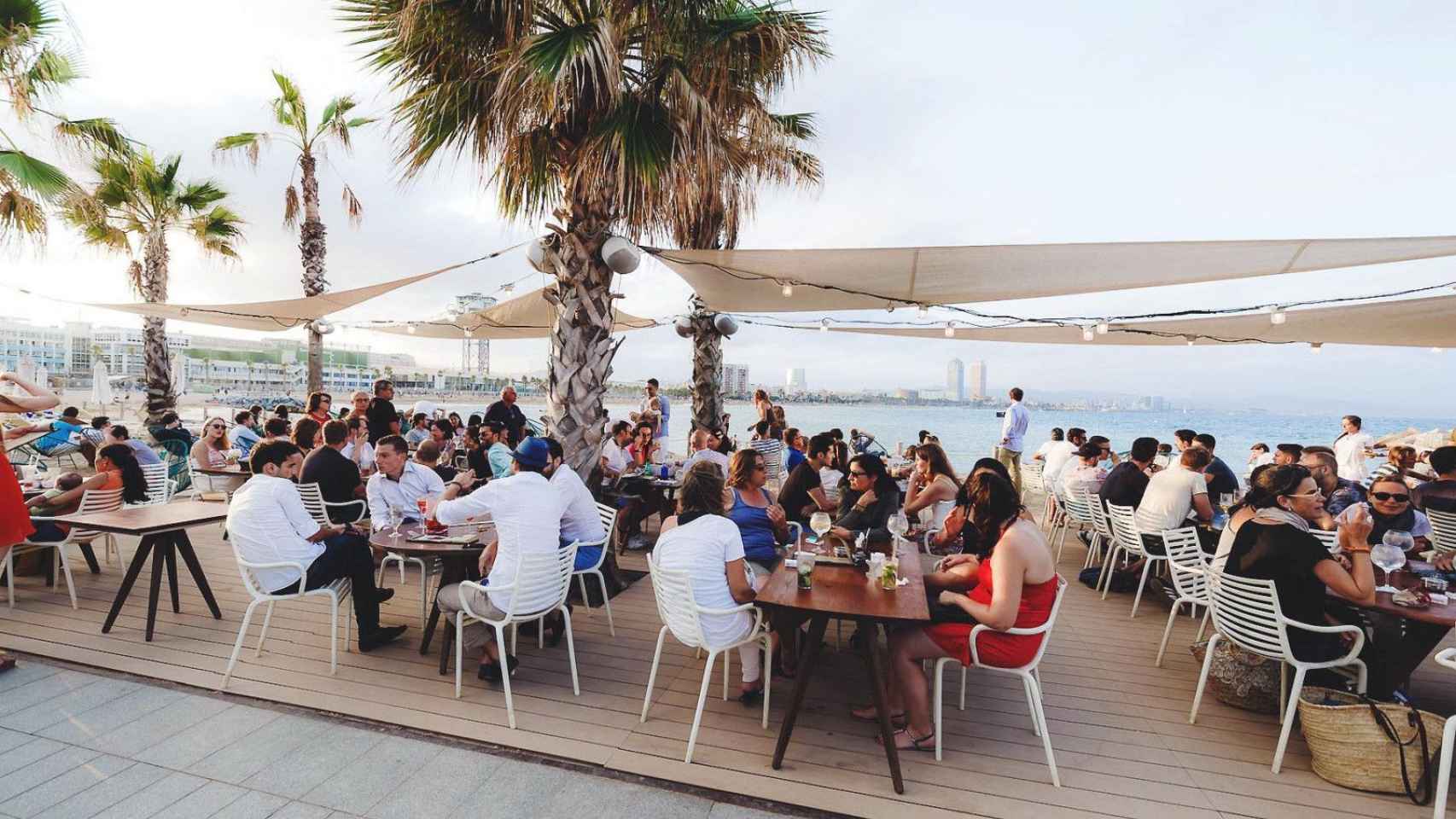 Un chiringuito de la playa de Barcelona lleno de gente / La Deliciosa