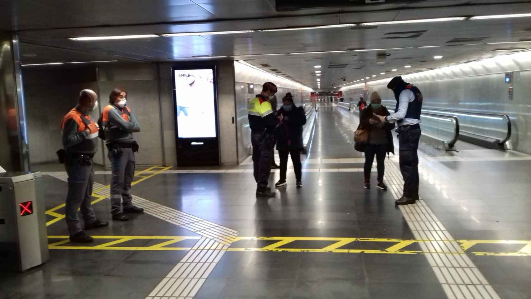 Control de mossos d'esquadra en la estación de metro de Diagonal