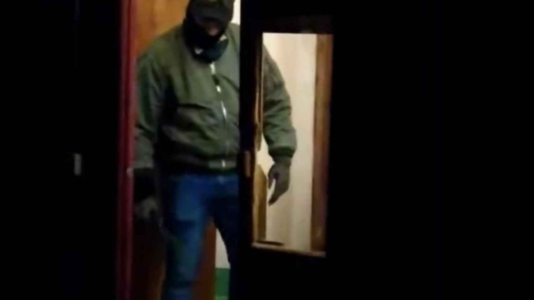 Captura del vídeo donde se ve a un agente golpeando a una persona / @teluobir