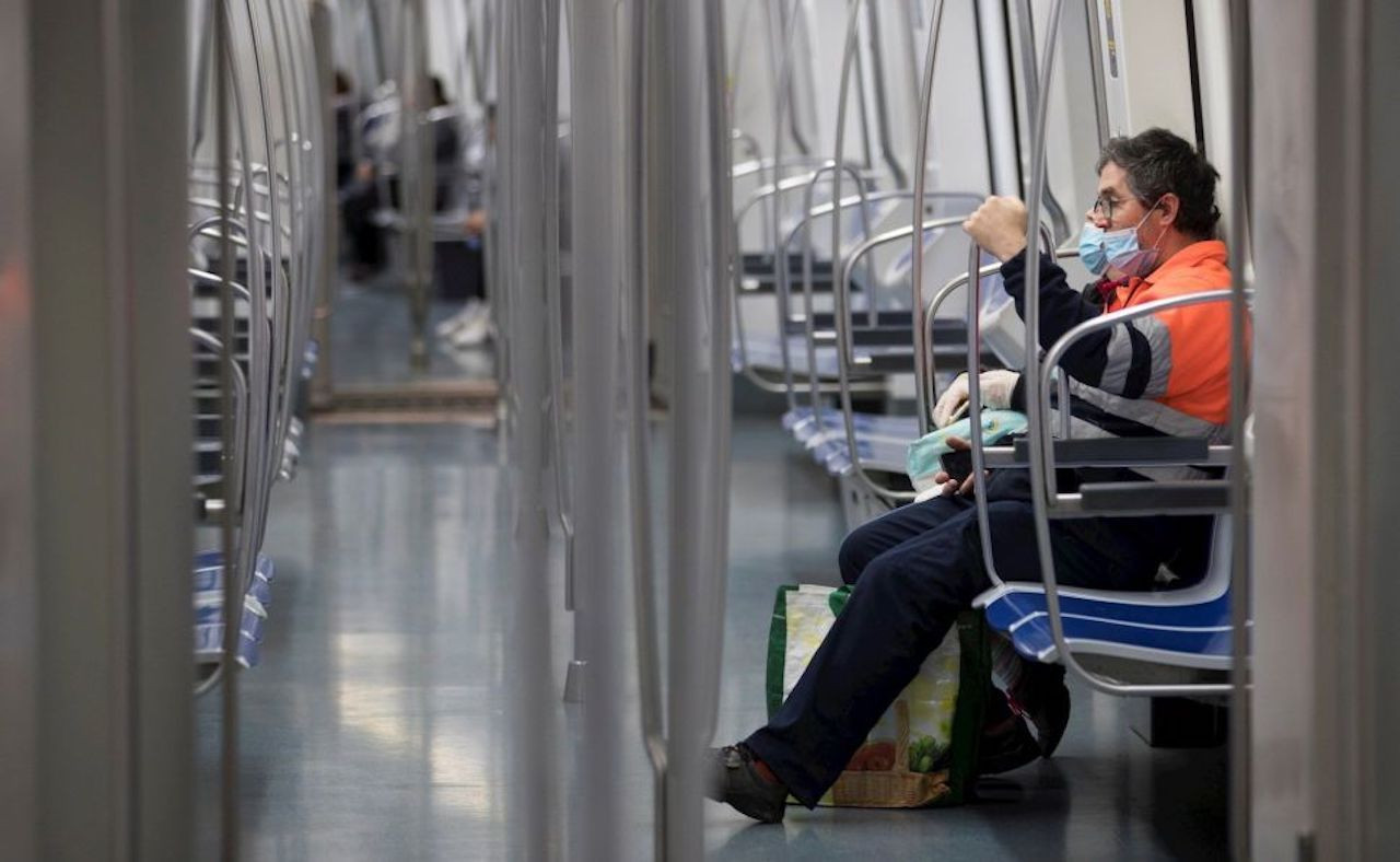 Un usuario con mascarilla en el metro de Barcelona / EFE MARTA PÉREZ