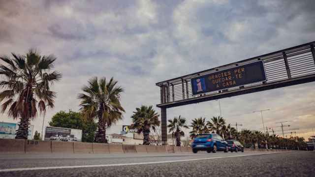 Coches en una carretera de Barcelona / TRÀNSIT