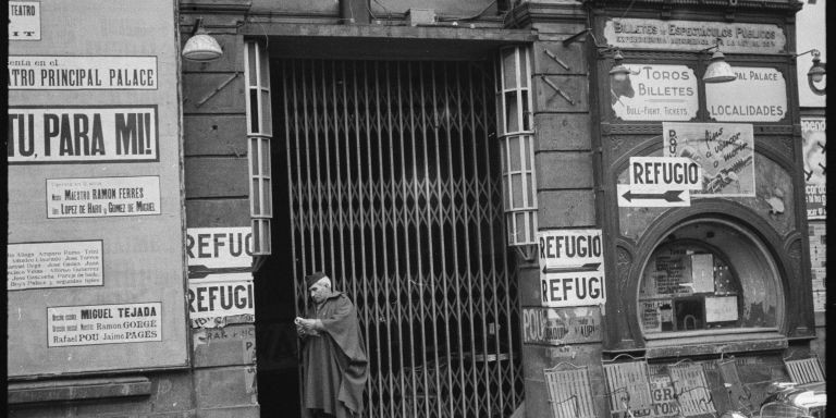 Hombre vigilando la entrada del refugio antiaéreo ubicado en el Teatre Principal, en la parte baja de la Rambla / ANTONI CAMPAÑÀ