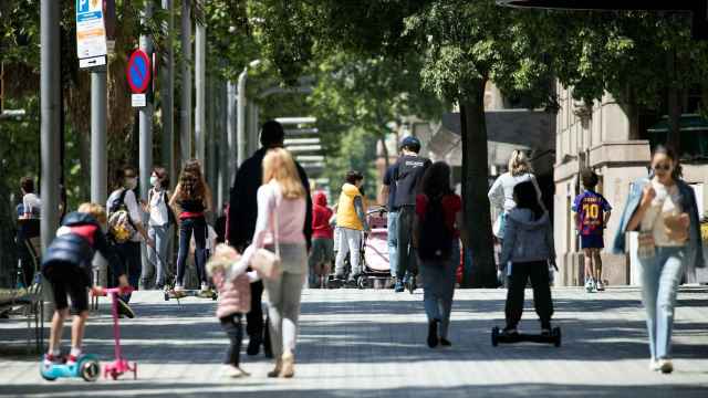 Decenas de personas en una calle de Barcelona, este domingo, que tuvo un exceso de gente / EFE ALBERTO ESTÉVEZ