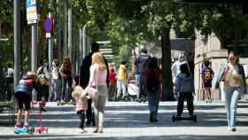 Decenas de personas en una calle de Barcelona, este domingo, que tuvo un exceso de gente / EFE ALBERTO ESTÉVEZ