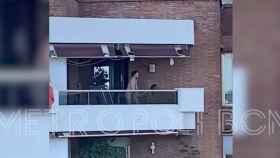 La pareja, en pleno acto sexual, en un balcón de Barcelona / METRÓPOLI ABIERTA
