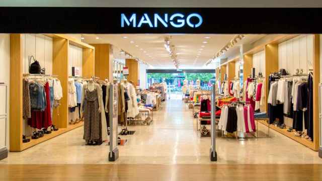 Exterior de una tienda de Mango, la cadena fundada por Isak Andic