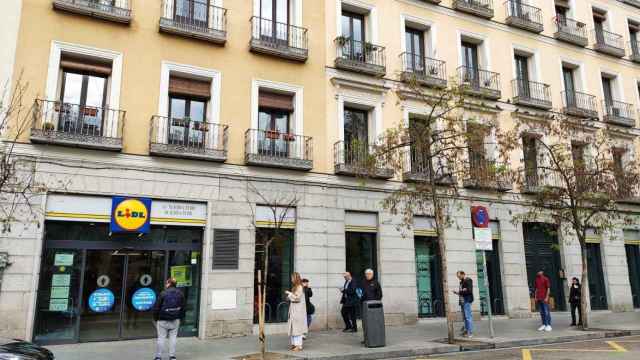 Colas en la puerta de supermercado Lidl tras decretarse el estado de alarma / EUROPA PRESS