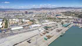 El Moll Príncep d’Espanya acoge uno de los nuevos espacios habilitados para almacenar contenedores de importación llenos en el Port / PORT BCN