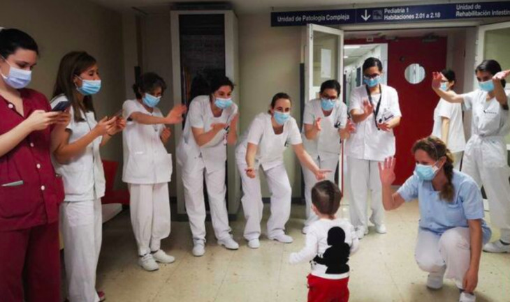 El pequeño Victor en el Hospital La Paz tras recibir el alta hospitalaria