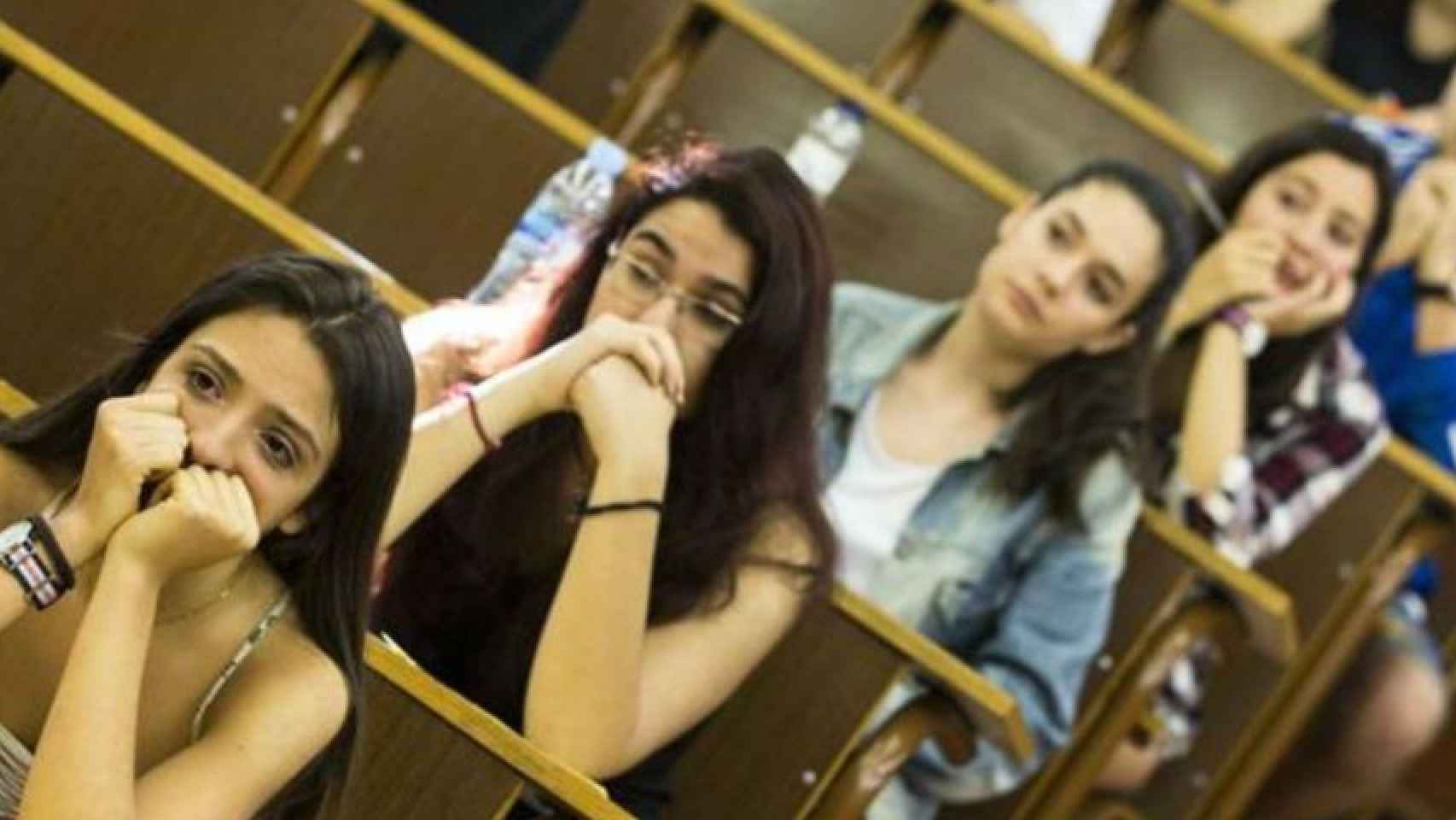 Estudiantes durante la prueba de Selectividad en la universidad / EFE