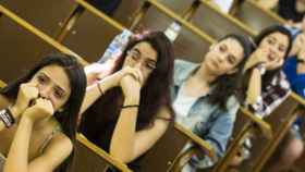 Estudiantes durante la prueba de Selectividad en la universidad / EFE