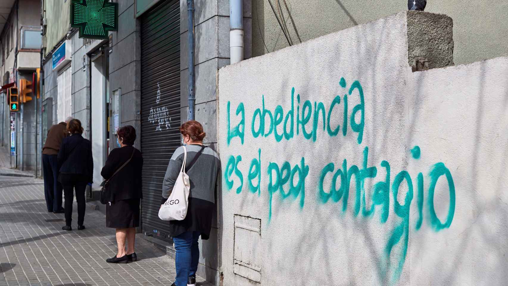 Grafiti contra la política en el barrio del Carmel de Barcelona / EFE- ALEJANDRO GARCÍA