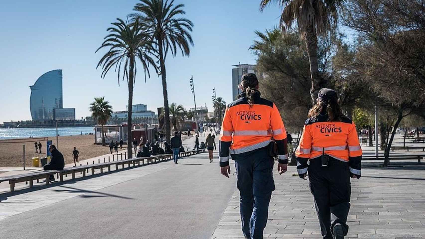 Dos agentes cívicos de servicio en la zona de la Barceloneta / AJ. DE BCN