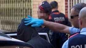 Agentes de los Mossos d'Esquadra, en una detención como la practicada en Barcelona / EFE