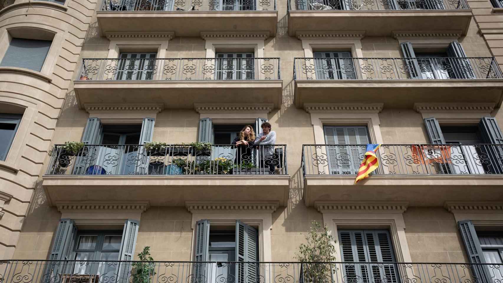 Dos vecinos de Barcelona en el balcón / EUROPA PRESS