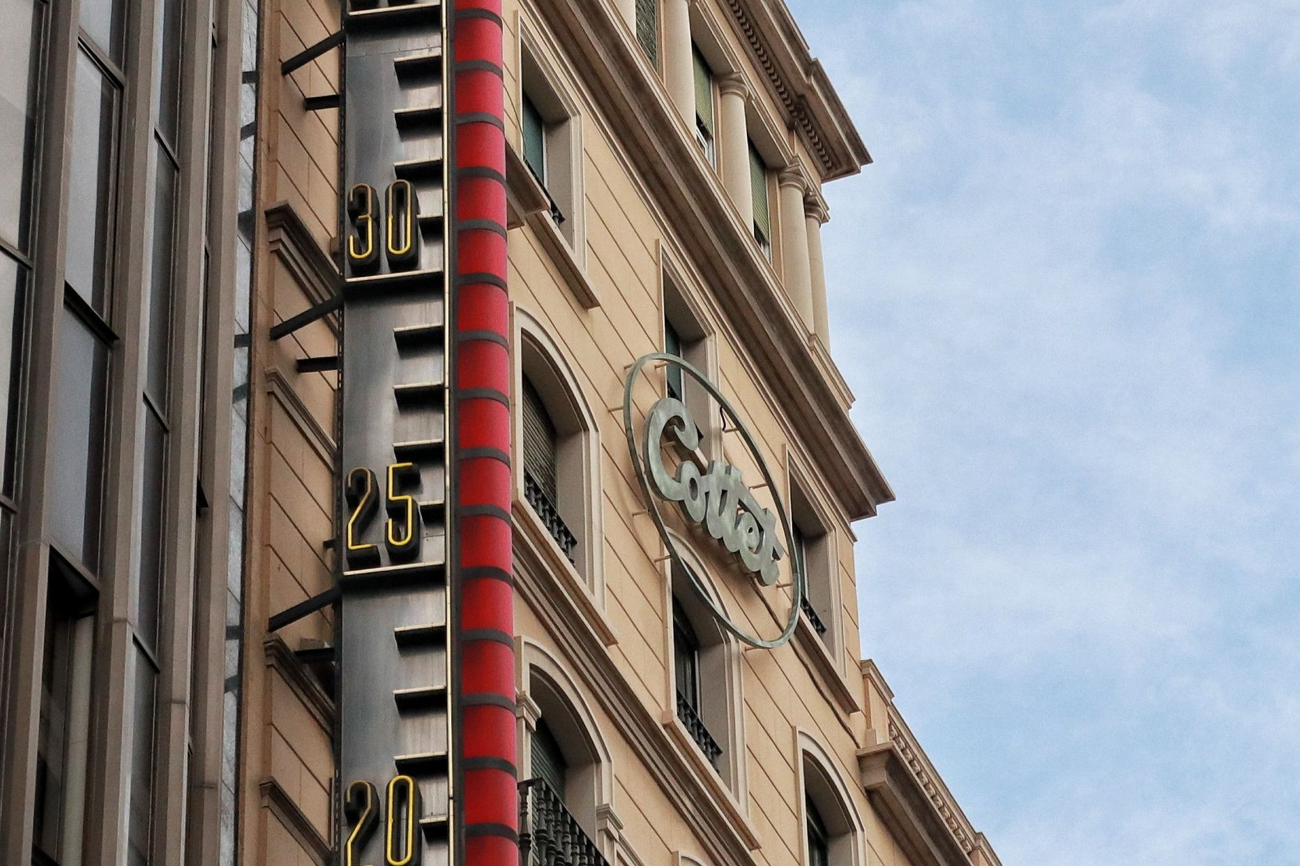 Termómetro de la primera tienda de Cottet en Barcelona / CEDIDA