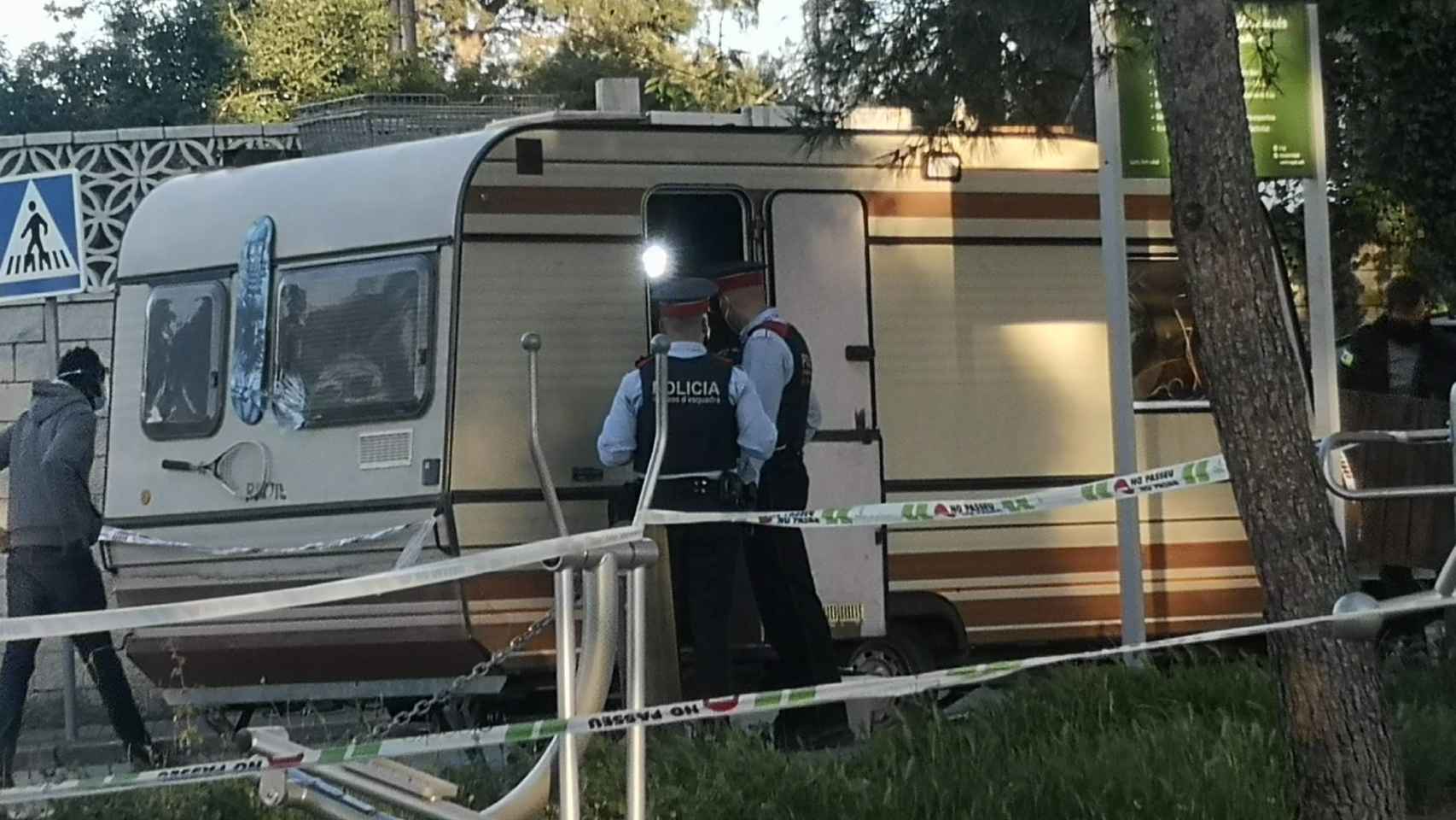 Los mossos registran el interior de la caravana, junto al presunto asesino / GUILLEM ANDRÉS