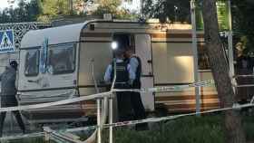 Los mossos registran el interior de la caravana, junto al presunto asesino / GUILLEM ANDRÉS