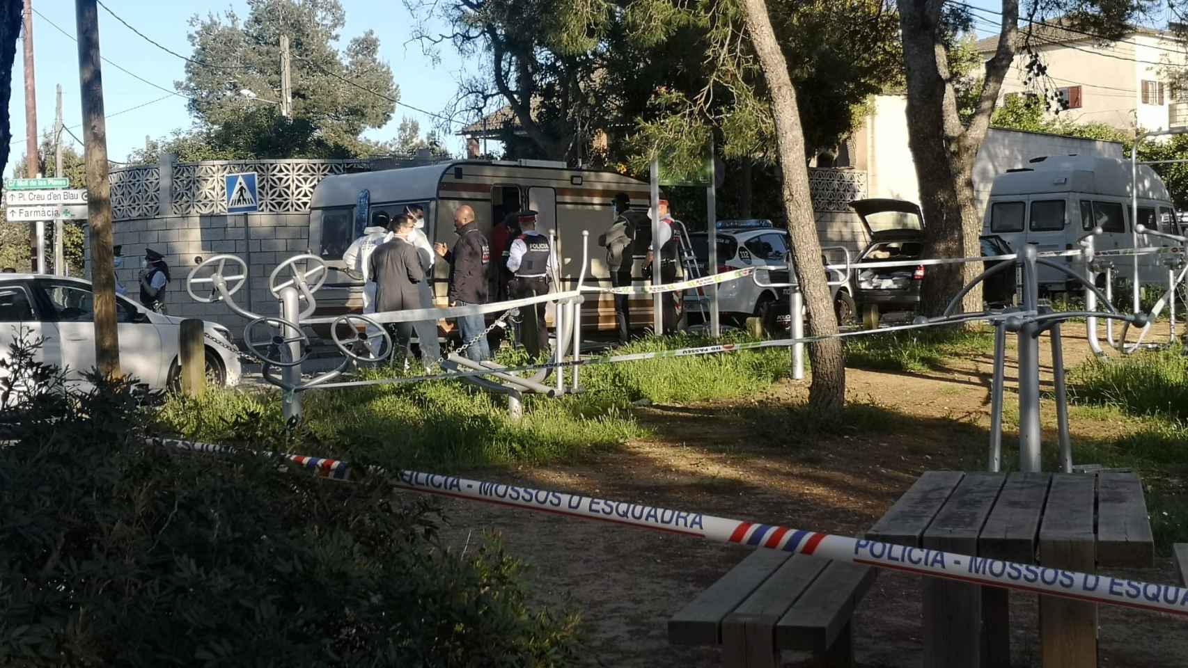 Registro policial en la caravana del presunto asesino el pasado martes / GUILLEM ANDRÉS