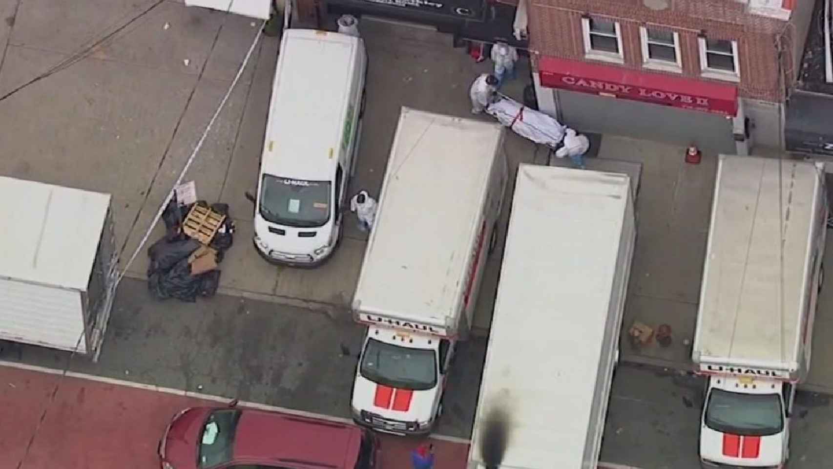 Las autoridades de Nueva York sacan cadáveres de los camiones / ABC7NY
