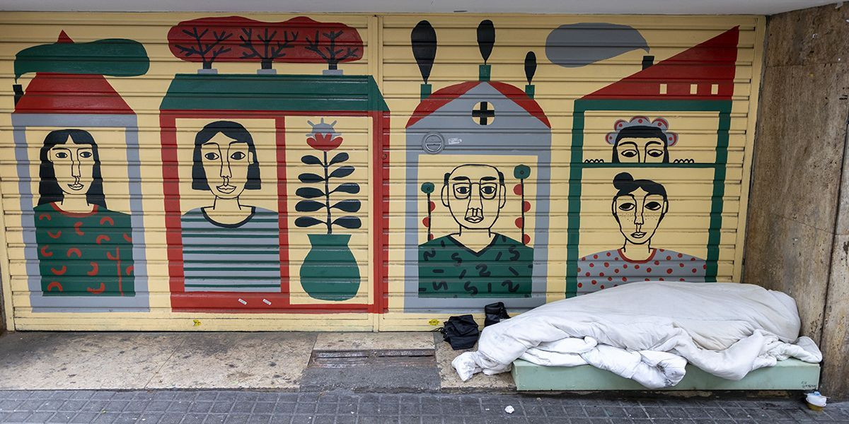 Un sintecho duerme en una calle de Barcelona / ARRELS