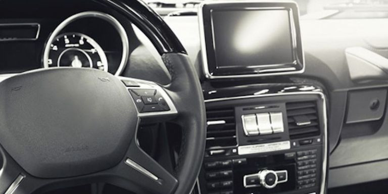 Imagen de un coche con un potente sistema de navegación GPS / TELTRONIC.ES