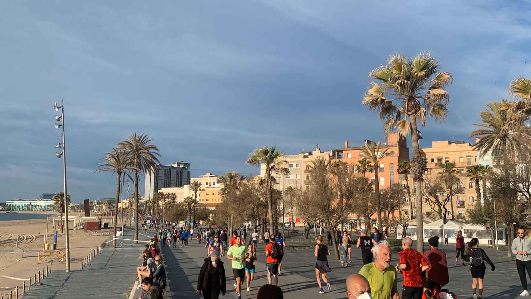 Los barceloneses han salido en masa por Barcelona a practicar deporte en la vía pública tras mes y medio de prohibición / VM