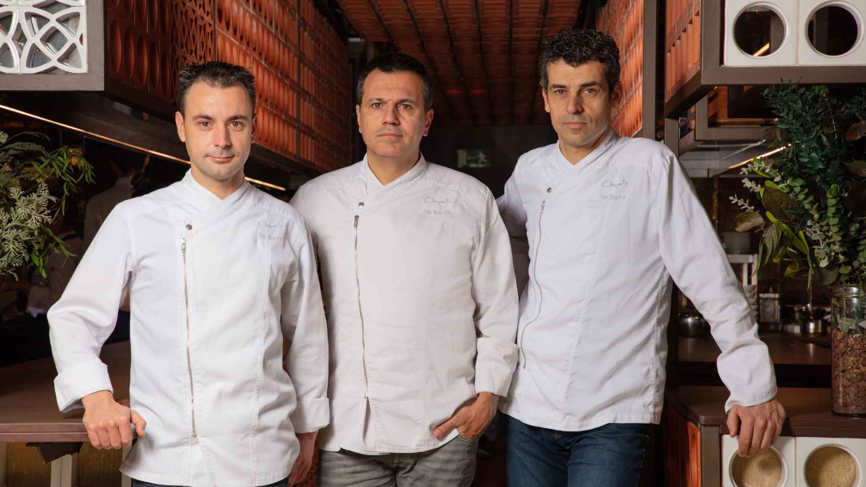En orden, Eduard Xatruch, Oriol Castro y Mateu Casañas en su restaurante Disfrutar de Barcelona / JOAN VALERA