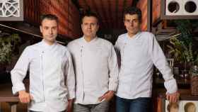 En orden, Eduard Xatruch, Oriol Castro y Mateu Casañas en su restaurante Disfrutar de Barcelona / JOAN VALERA