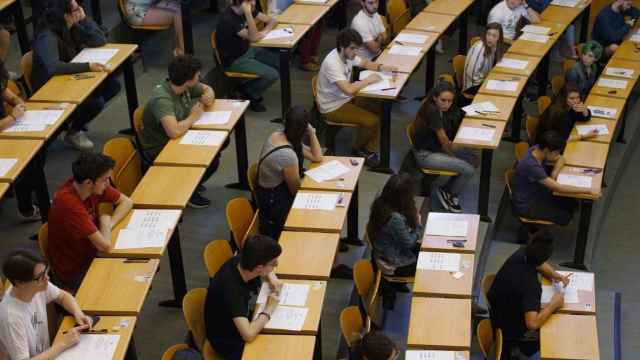 Estudiantes realizando un examen de selectividad / EFE