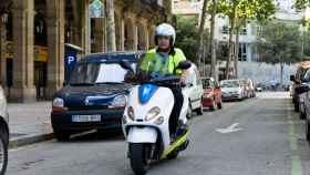 Un vigilante de las zonas de aparcamiento regulado en Barcelona / B:SM