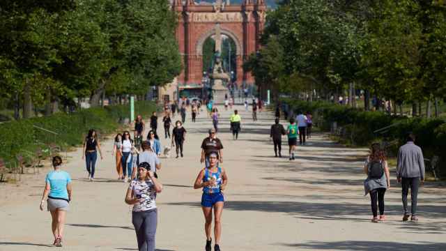 Decenas de personas pasean o corren por el parque de la Ciutadella bajo la atenta mirada de los voluntarios de Colau / EFE