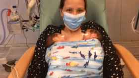 Mili, la mujer ingresada en la UCI por Covid-19 que ha dado a luz a dos gemelas prematuras en el Hospital Vall d'Hebron / FÉLIX CASTILLO vía TWITTER