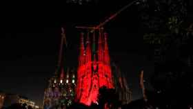 La Basílica de la Sagrada Familia iluminada de color rojo