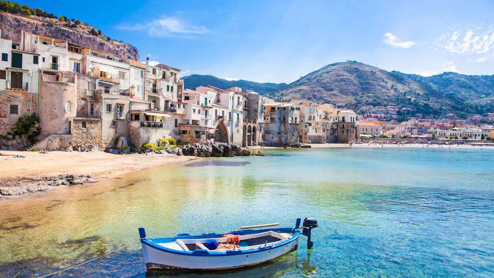 Una playa de Sicilia, la isla italiana pagará el billete de avión y parte de hotel a los turistas