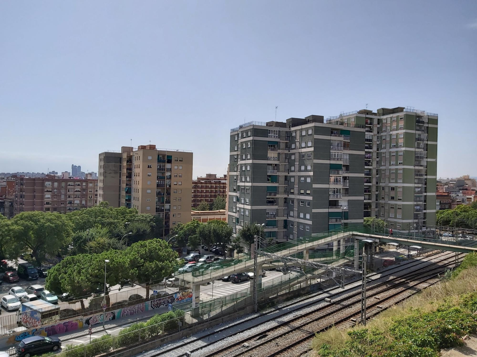 Las vías del tren son una gran barrera física en L'Hospitalet de Llobregat / ARCHIVO