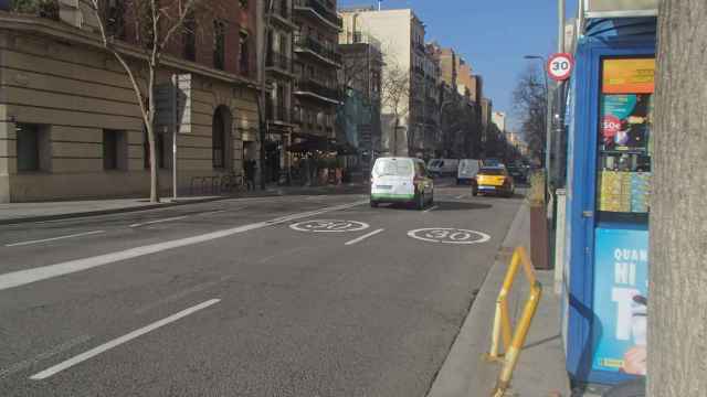 La calle de la Creu Coberta, en el distrito de Sants, en la que se habilitará el primer carril bus-taxi-bici / AMICS DE LA BICI